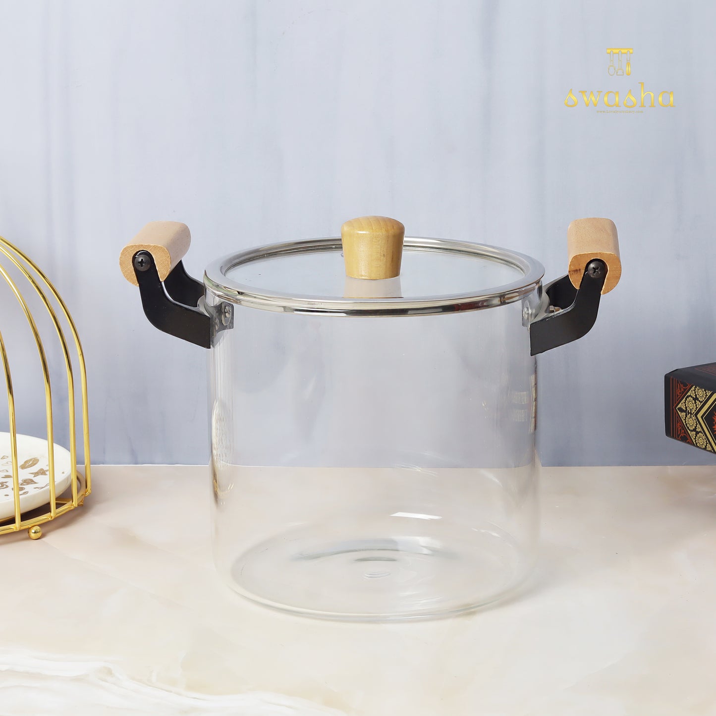Versatile glass pot with lid - ideal for cooking and elegant serving