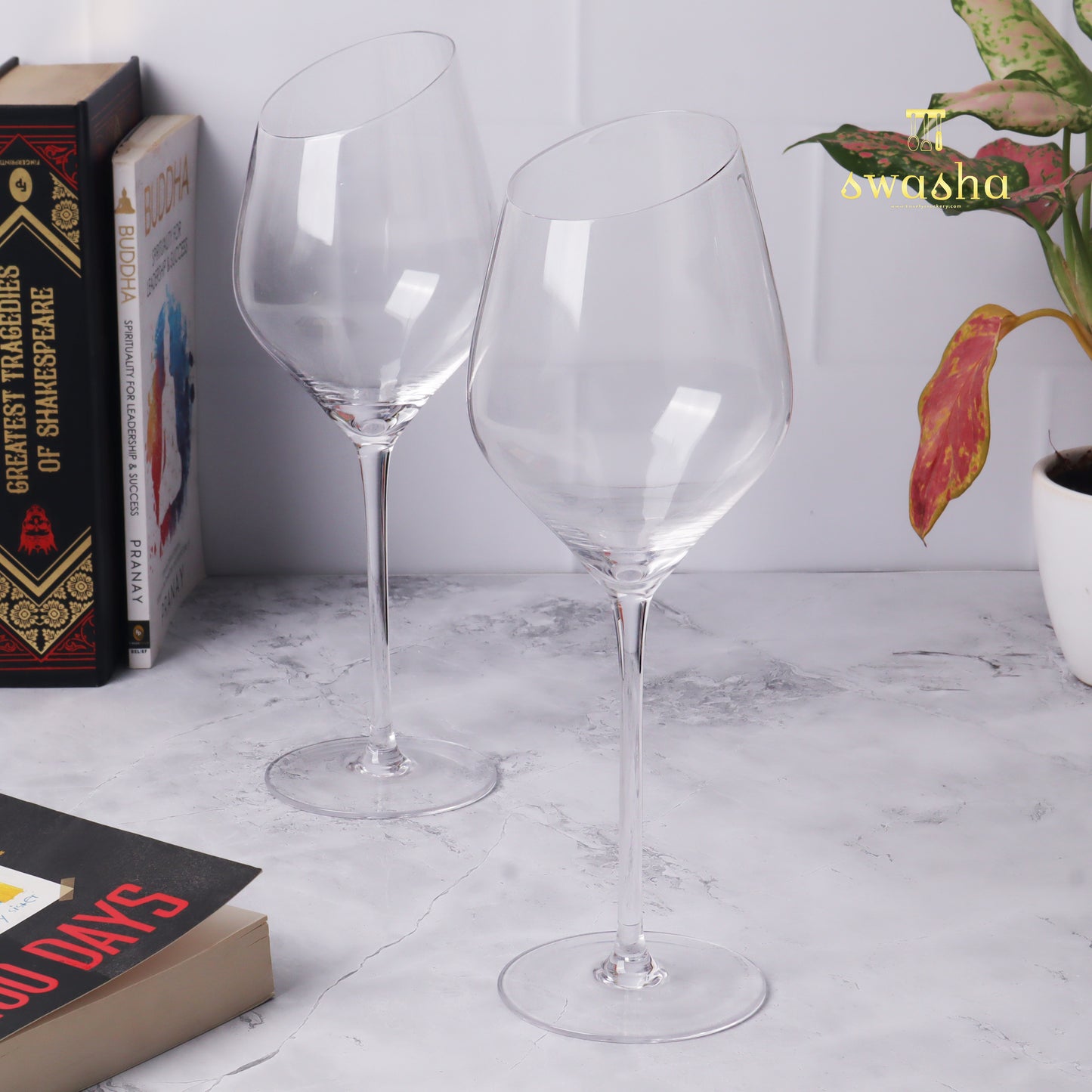 Set of 6 elegant wine glasses - elevate your dining experience with this classic set