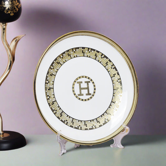 Classic ceramic dinner plate in pristine white - perfect for elegant dining settings
